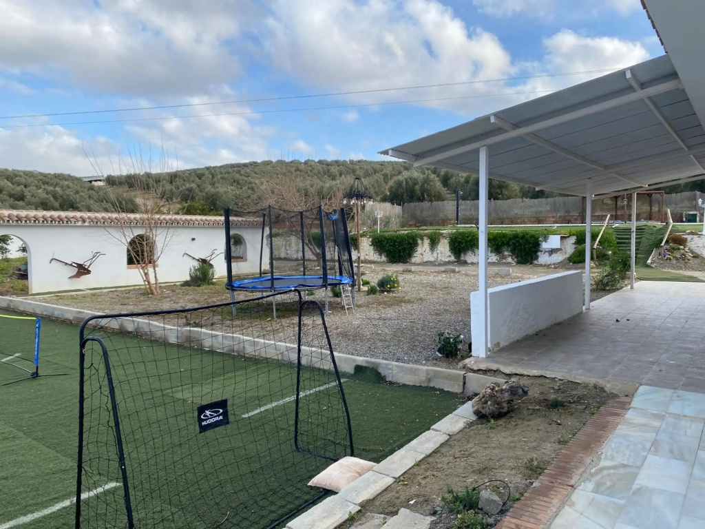 Hacienda Los Olivos Álora Málaga 20 adultos Pool 15 x 8 AC Parking gratuito Acceso carretera Sin vecinos