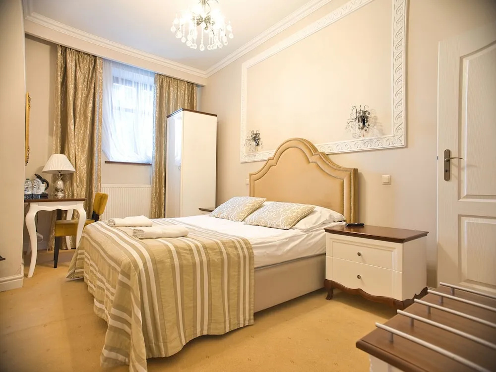 Deluxe Double room (full double bed)