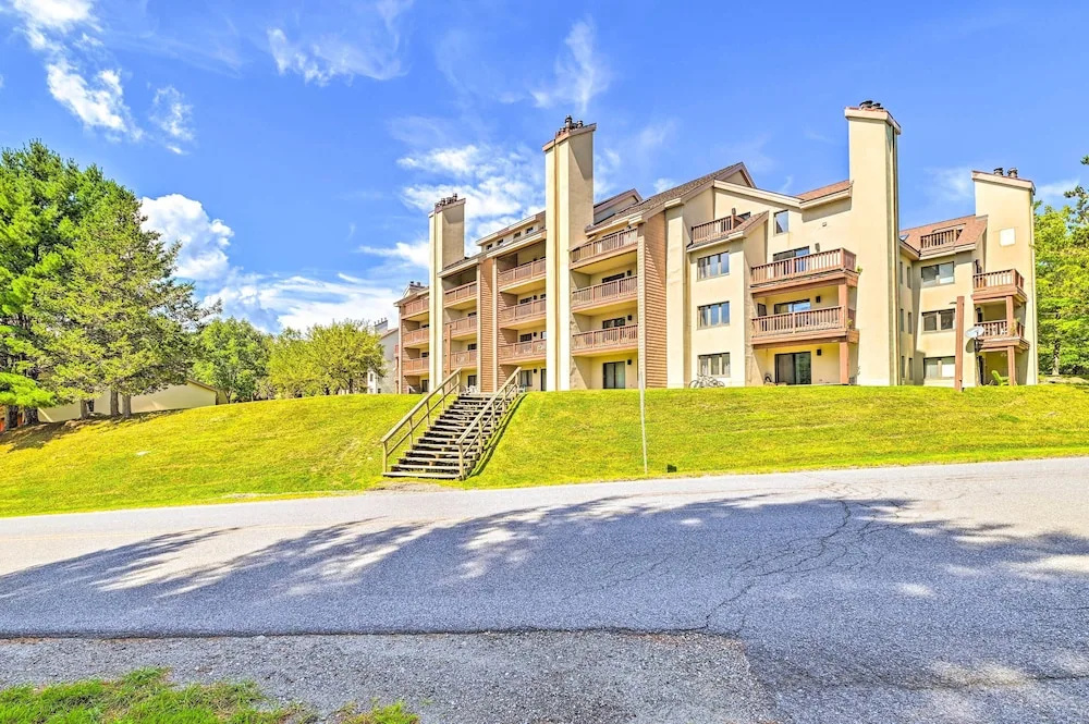 Comfortable Dover Apartment: Walk to Mt Snow!