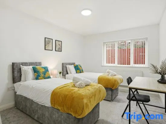 Modern Ensuite Home with Drive and easy M6 Access