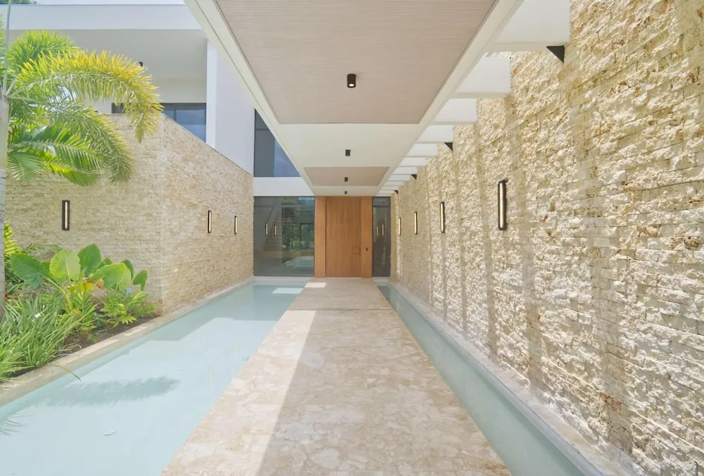 Modern Lake Villa With English Speaking Staff in Golf and Beach Resort