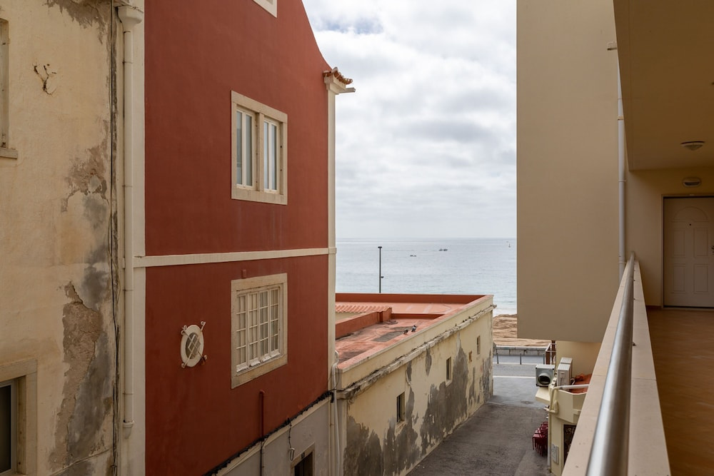 Sesimbra Beach Apartment by GT House