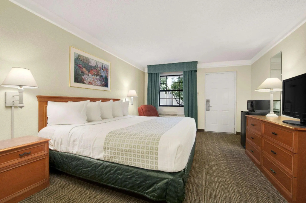 1 Bedroom Double Suite (full double bed)