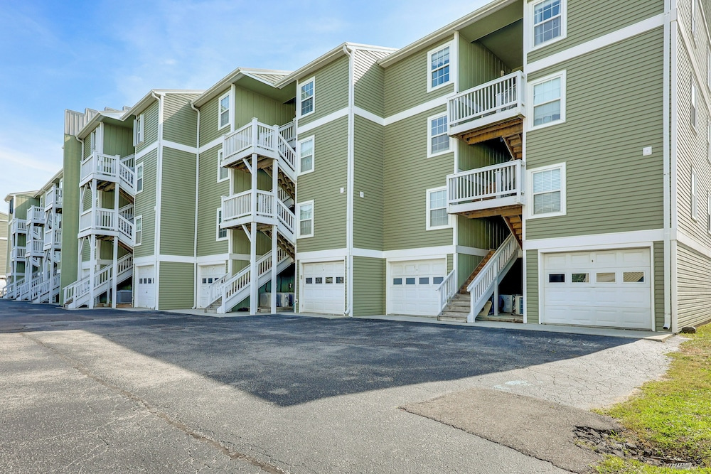 Cozy Carolina Beach Condo w/ Ocean Views!