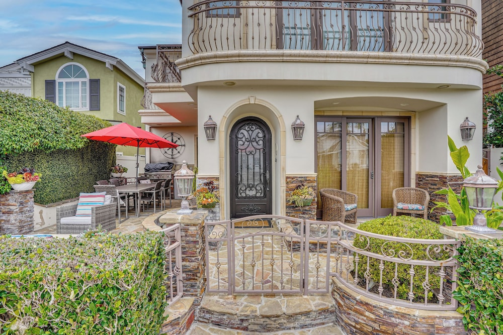 Walk to Shore! Luxury Newport Beach Home