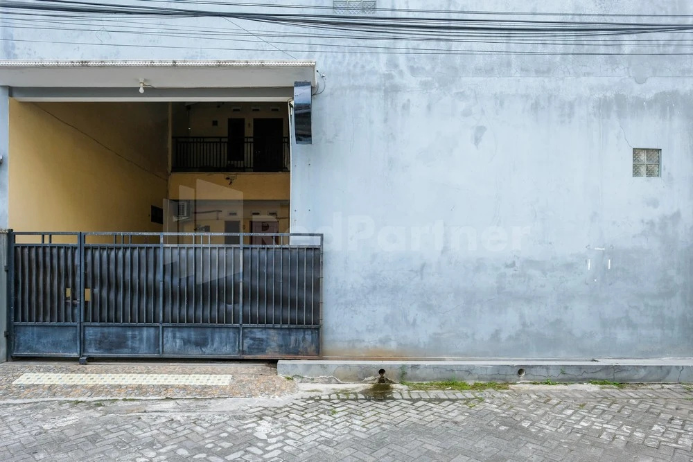 Mas Klimis Guesthouse Pakuwon Mall Mitra RedDoorz