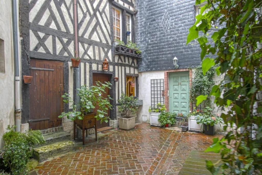 34 Notre Dame - PRETTY TRIPLEX HOUSE IN HONFLEUR-NEAR THE OLD PORT