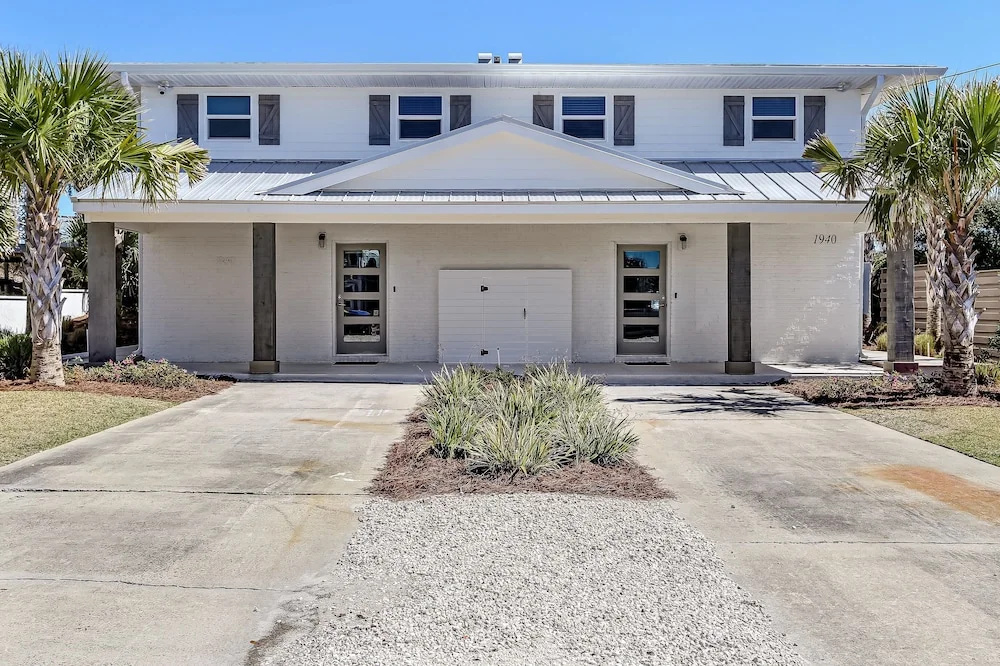 Stunning House With Oceanfront Deck and Direct Access to Beach by Redawning
