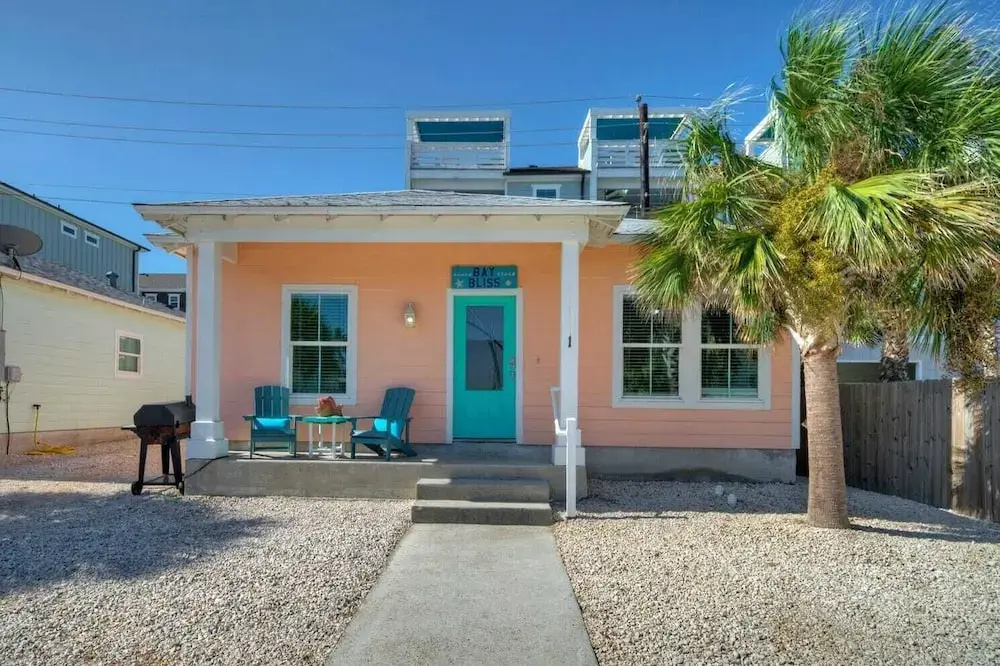Shared Pool, Walkable to Beach, Vibrant Beachy Design! Bay Bliss by Avantstay