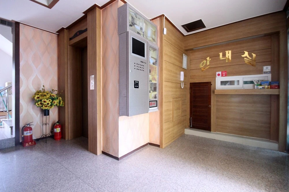 Lobby & Reception