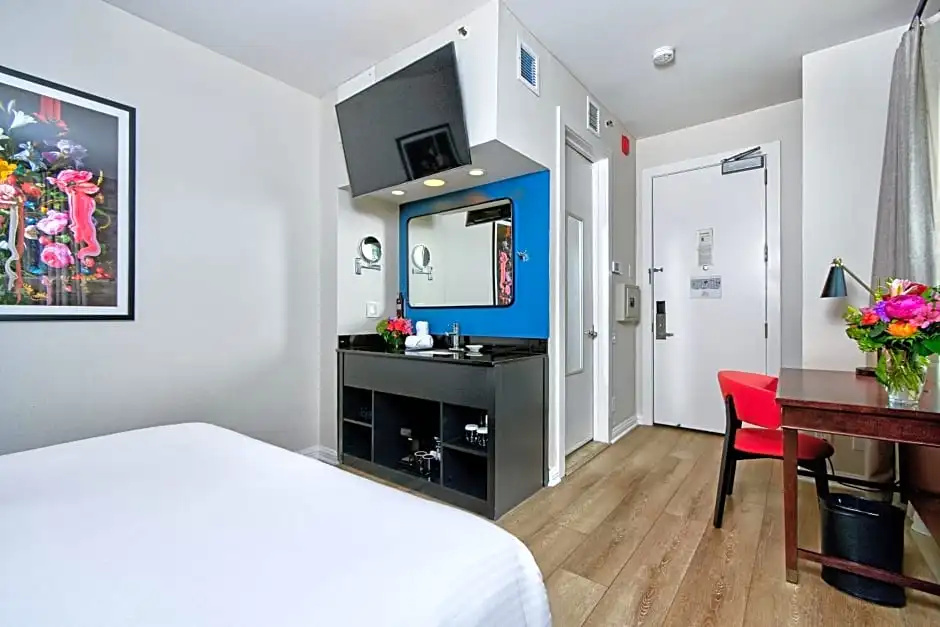 Double room with city view (full double bed)