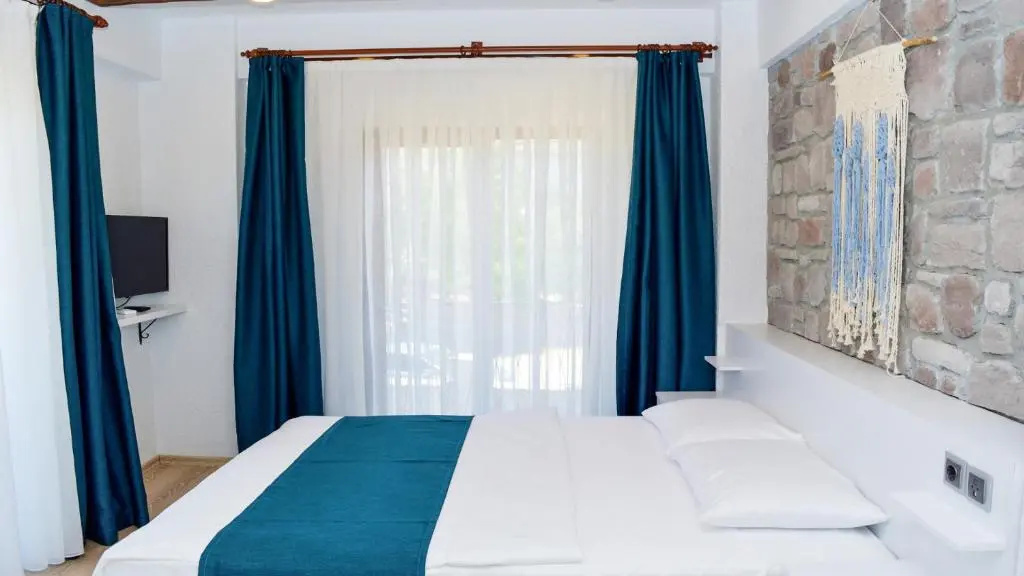 Standard Double room with balcony (full double bed)
