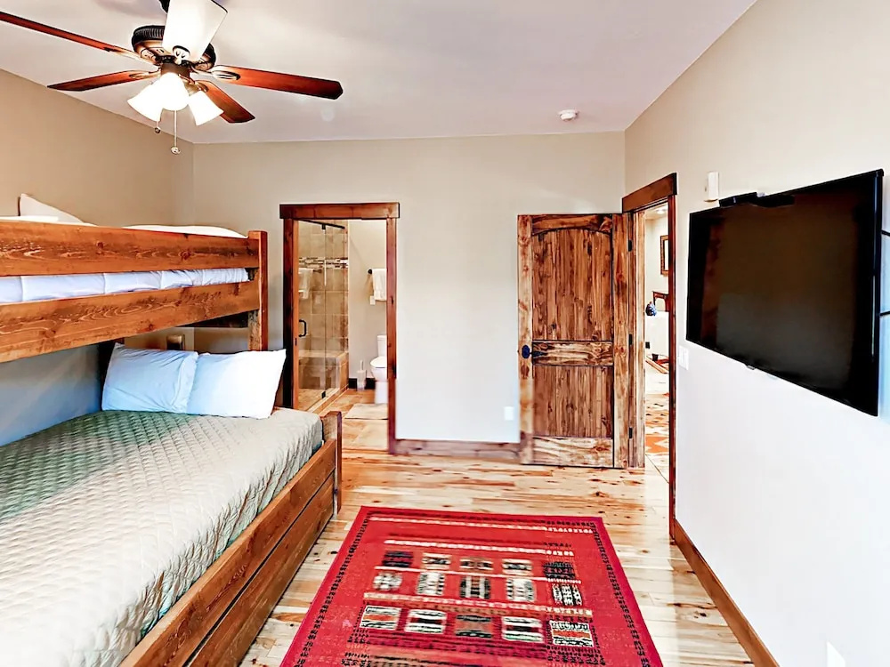 Sleek 3br, 3ba W/hot Tub, 3 Patios, Mountain Views 3 Bedroom Condo - фото 5