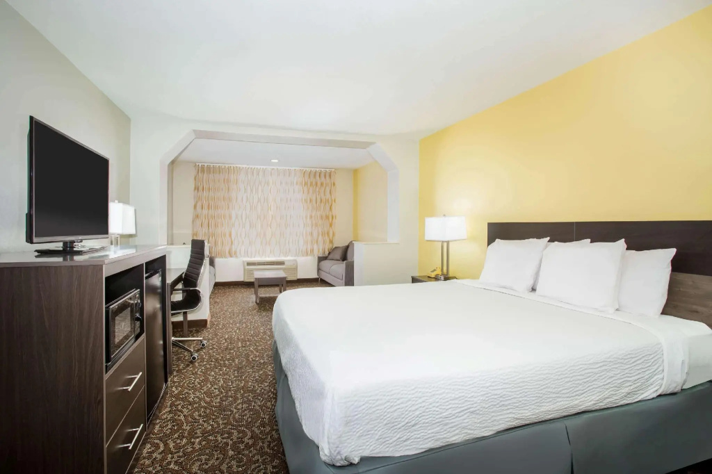 Double Suite (full double bed)