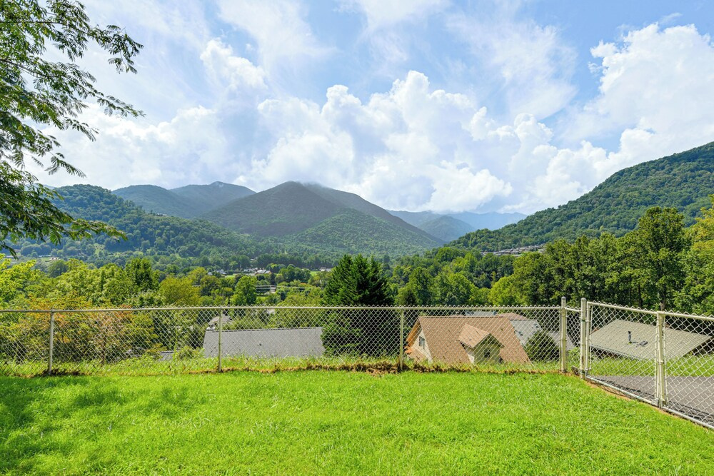 Ski, Hike & Fish: Mtn-view Maggie Valley Retreat