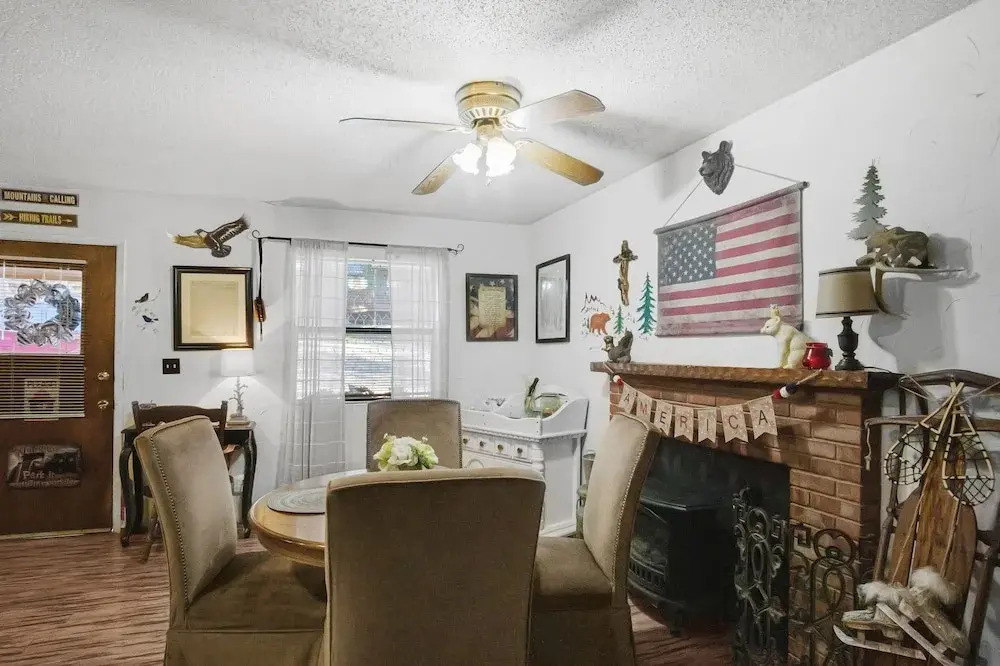 Eagle's Nest - Hot Tub, Deck & Prime Location 2 Bedroom Cabin - фото 12