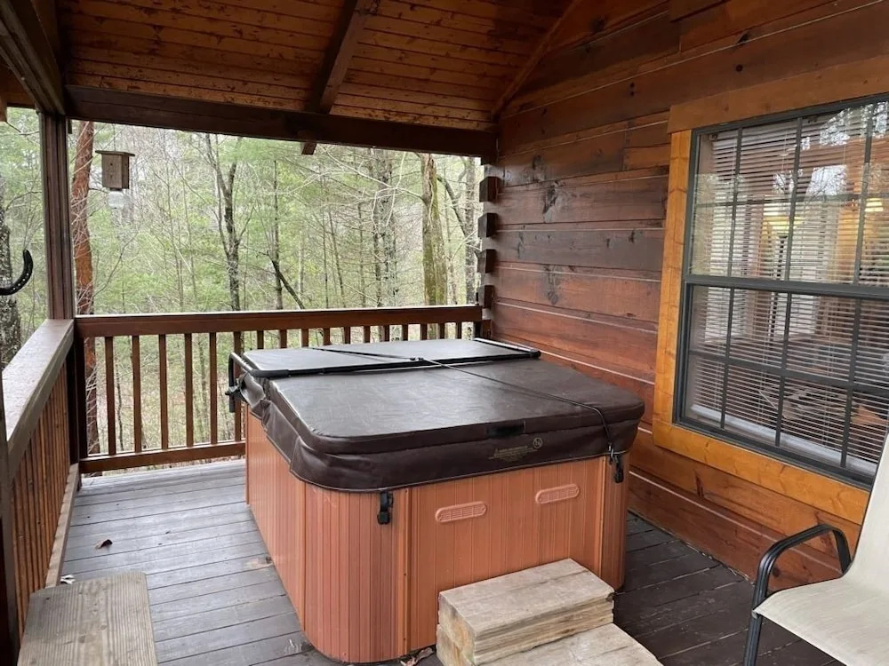 Perfectly private! Hot tub, king sized bed, grill, washer/dryer, and motorcycle friendly! Studio Cabin by RedAwning