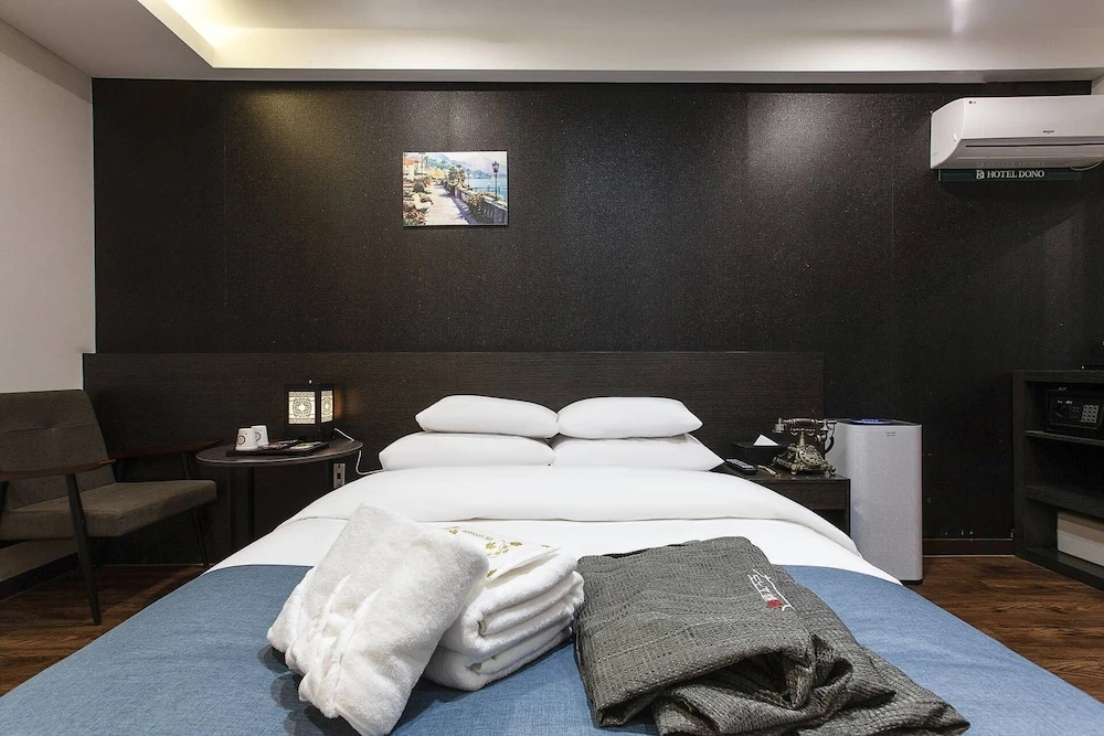 Business Double room with city view (full double bed)