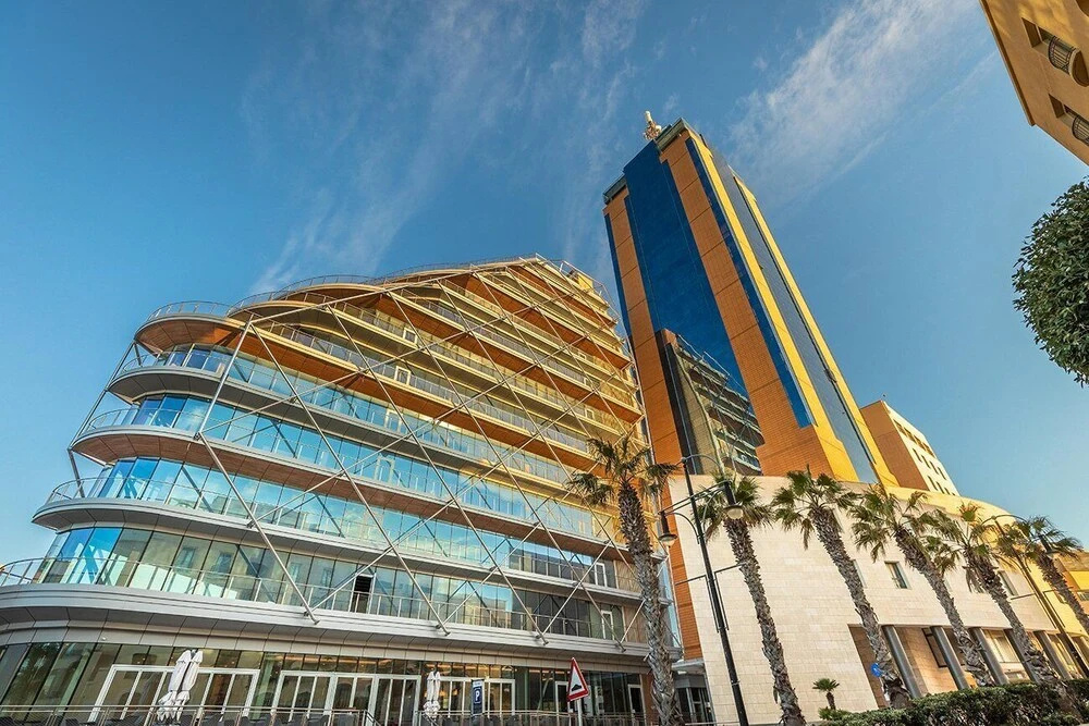 Splendid 2BR Apartment, Steps to St Georges Bay