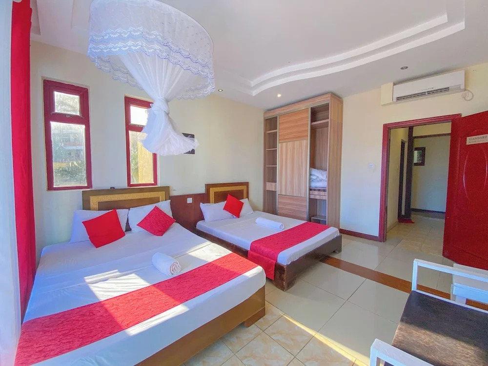 Sea Breeze Beachfront Apartments - фото 12