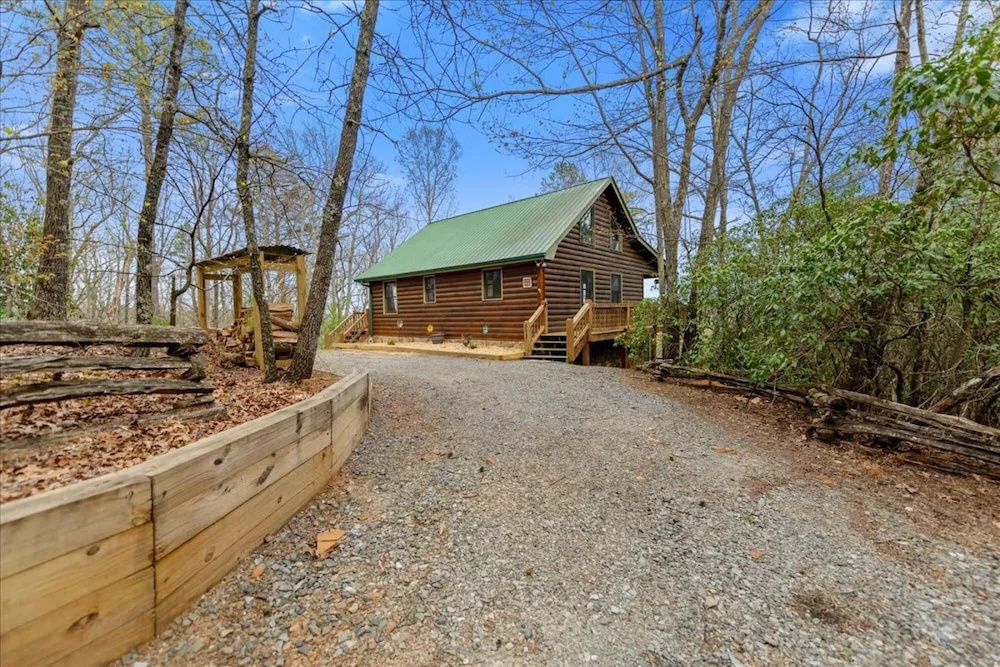 Overlook Retreat Cabin - Charming Cabin Mountain Views With Foosball Firepit