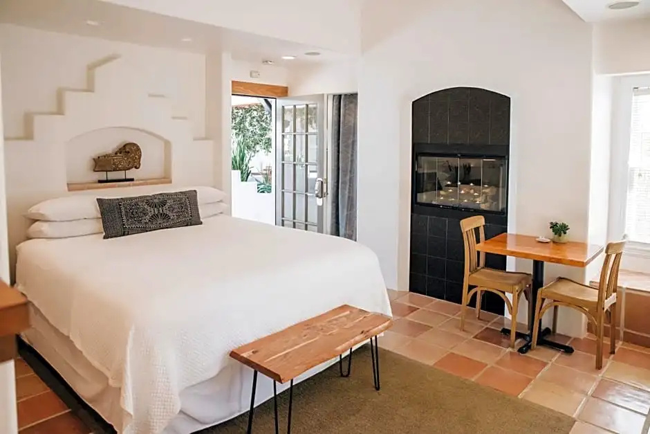 Double Suite (full double bed)