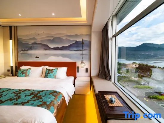 Standard Double room with lake view (full double bed)