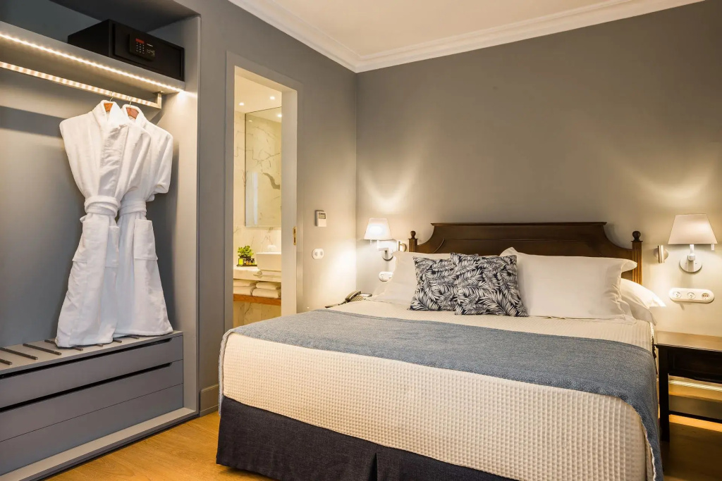 Double room (full double bed)