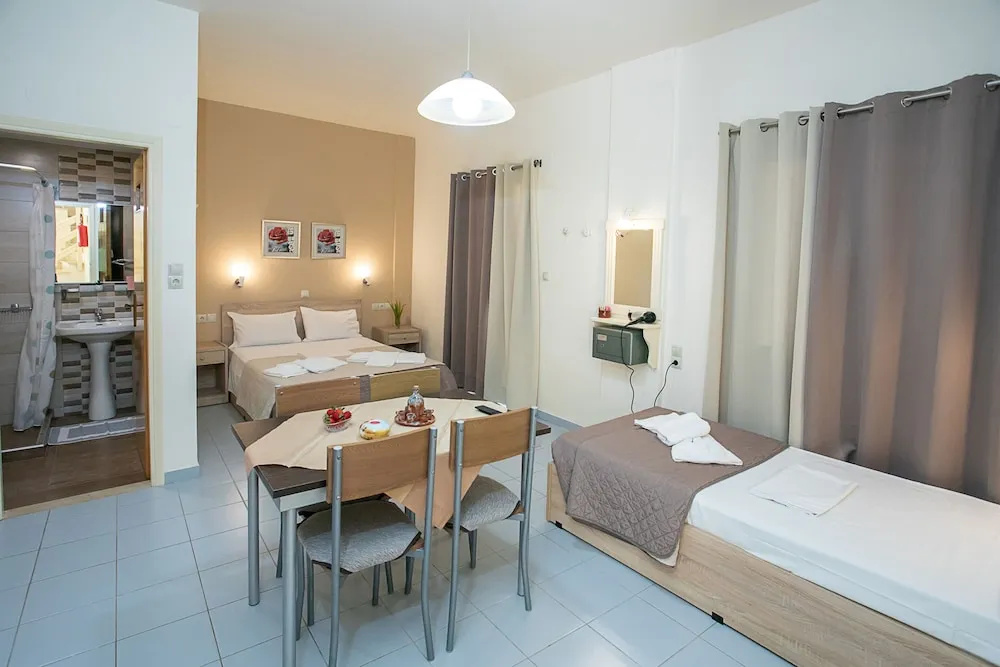1 Bedroom Standard Triple Basement room