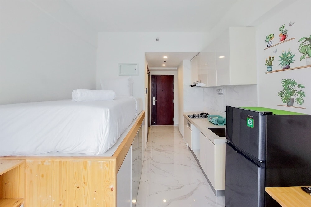 Отель Studio Full Furnished With Comfy Design At Sky House Bsd Apartment, фото 1