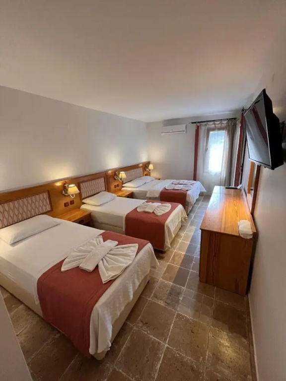 Standard Quadruple room with pool view