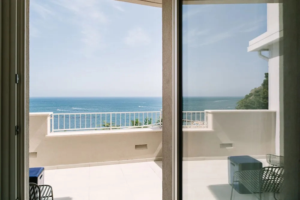 Superior Double room with sea view (full double bed)