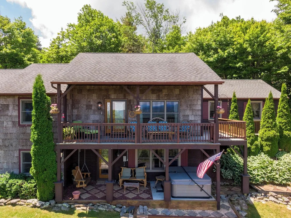 Chipmunk View Lodge - Amazing Views, hot Tub, and Manmade Waterfall