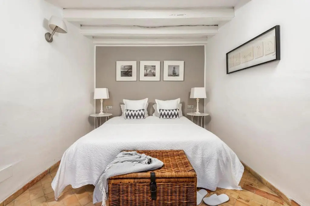 Standard Double room with balcony (full double bed)