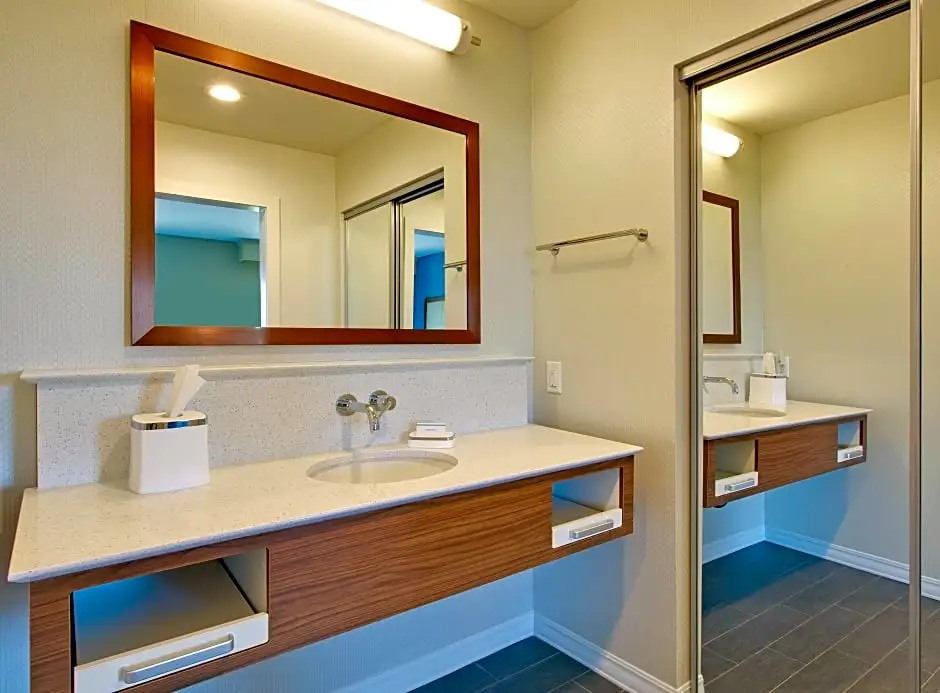 Double Suite (full double bed)