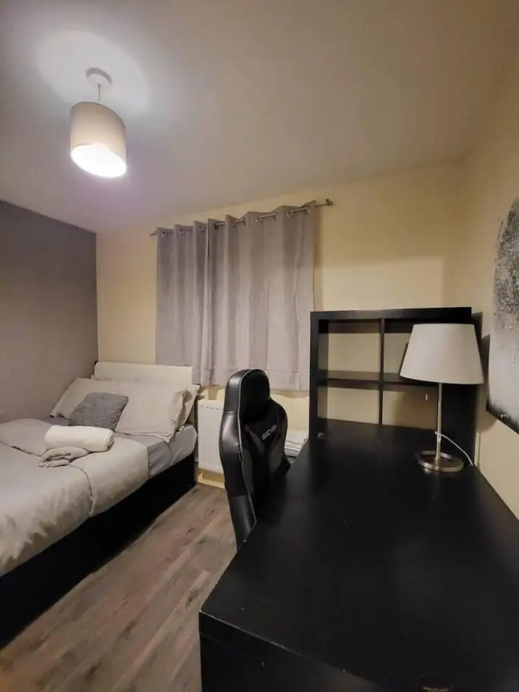Lovely 4 Bedroom Home With Private Parking