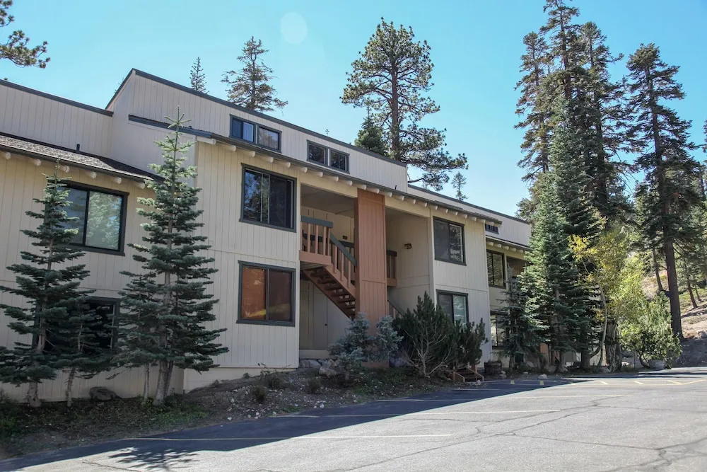 Discovery 4 104 Pet-Friendly Rustic Mountain Cabin, Close to Canyon Lodge by RedAwning