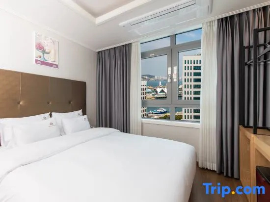 Deluxe Quadruple room with harbour view