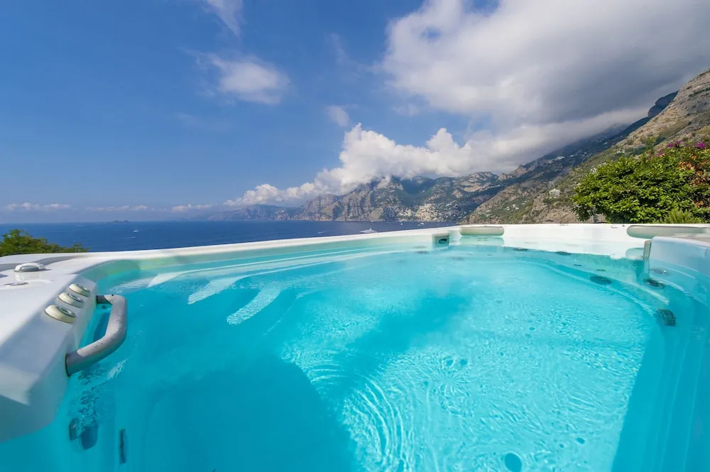 4 Bedrooms Villa