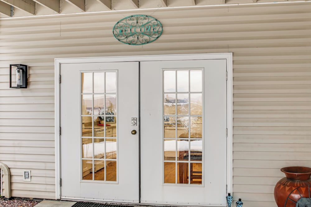 2 Mi to Lake Coeur Dalene! Serene Retreat, Patio