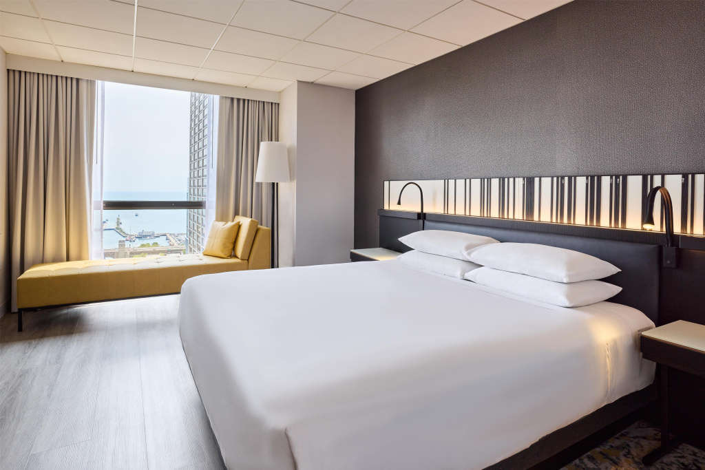 Double room with lake view (full double bed)