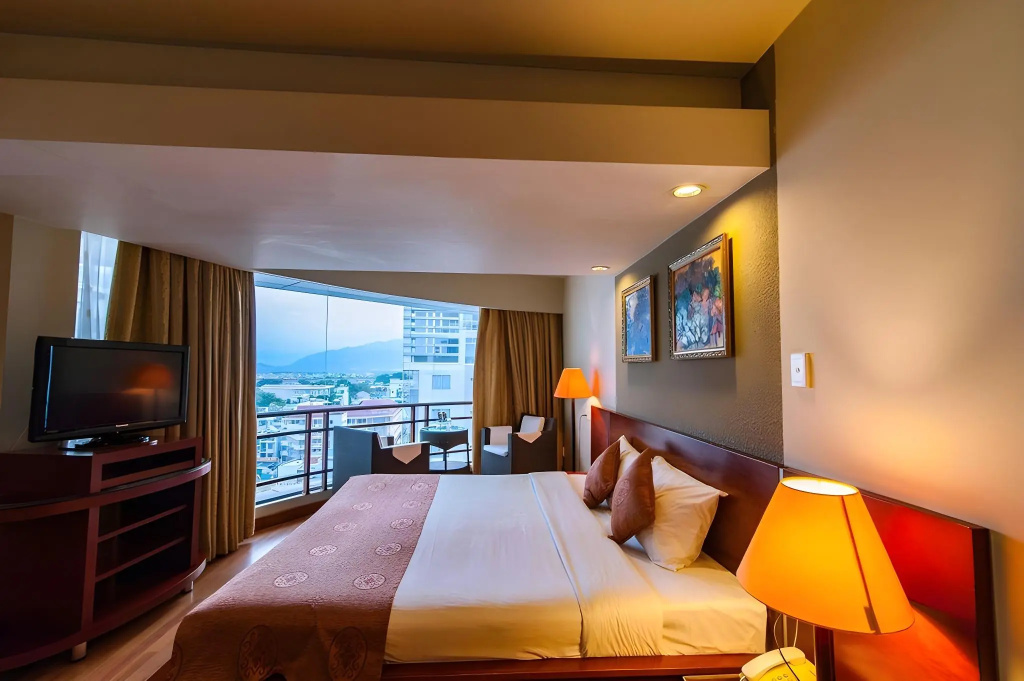 Отель Asia Paradise Hotel в Нячанге