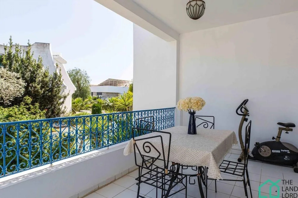 Safran II Apt de Charme Avec Terrasse la Marsa
