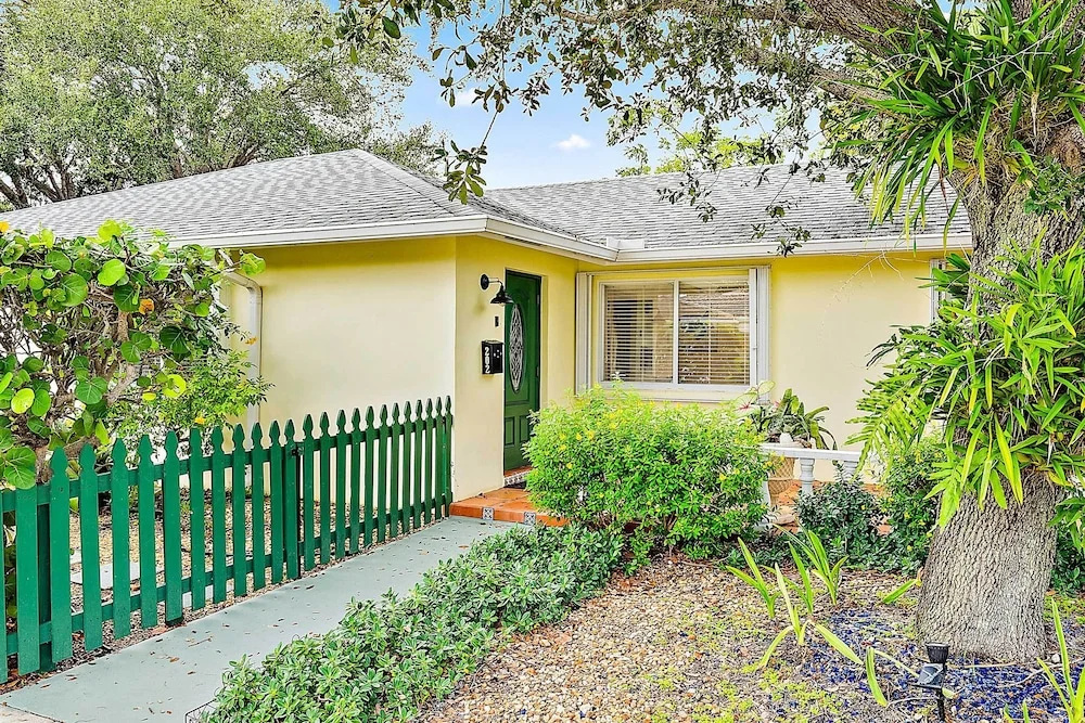 1 Mi to Shore: Pet-friendly Lake Worth Beach Home!