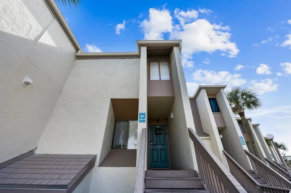 Sugar Beach A6-Lovely 4 bedroom 3 bath Condo. Sleeps 11. Free Beach Chairs 2021! 4 Condo by RedAwning