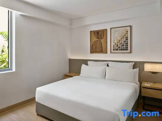 2 Bedrooms Family Suite with pool view