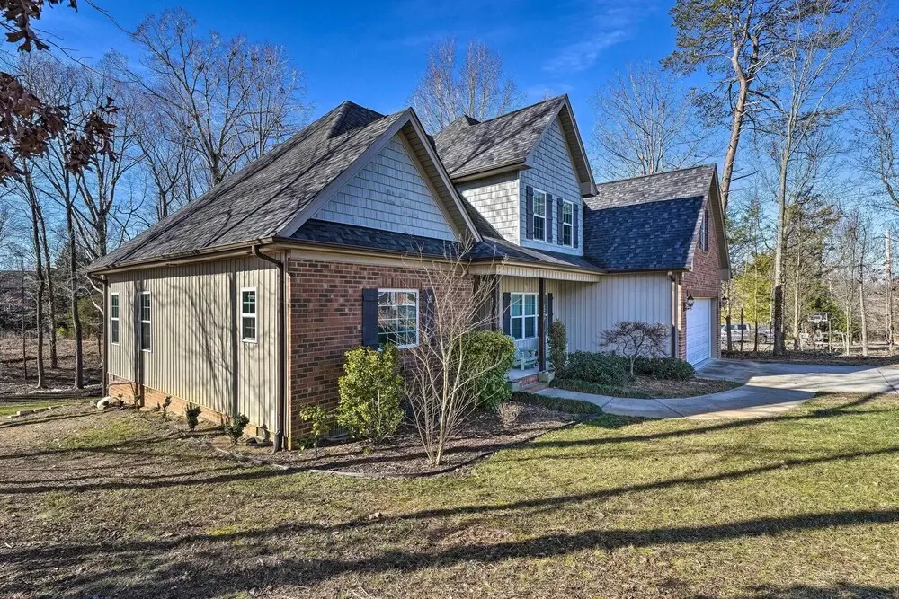 High Point Home ~ 1 Mi to Oak Hollow Lake!