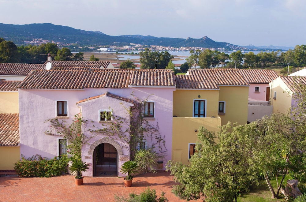 Hotel with swimming pool near Baja Sardinia