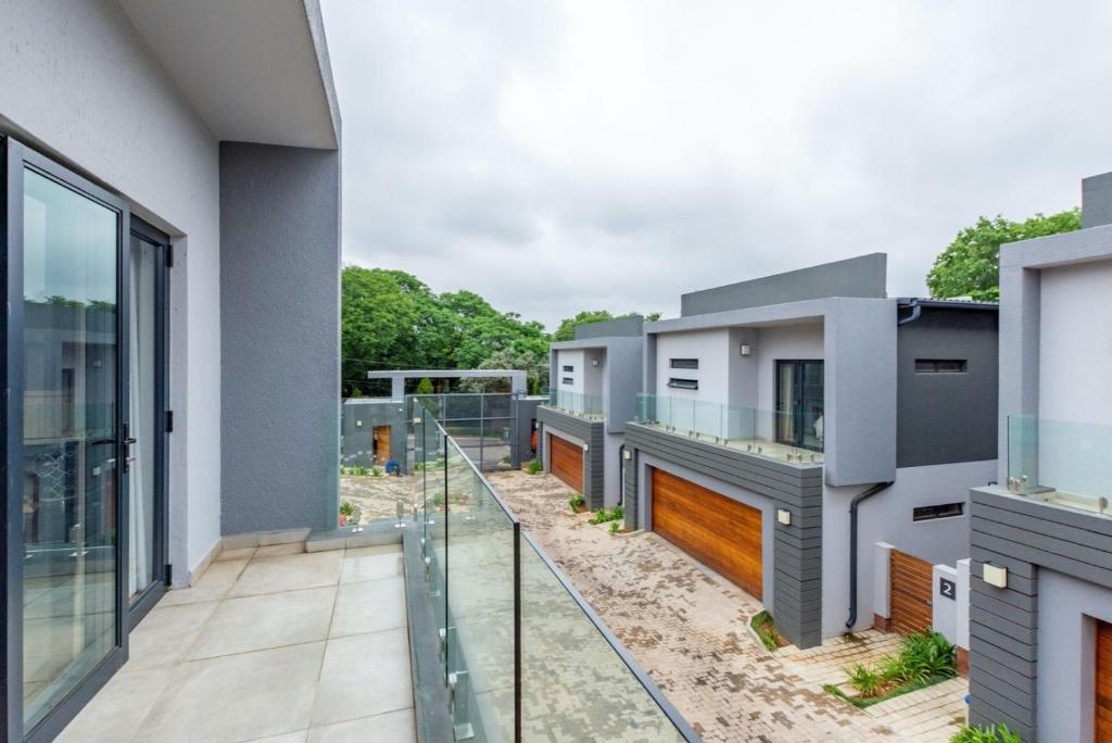 One33 On Coleraine, 3 beds 3,5 bath entire house