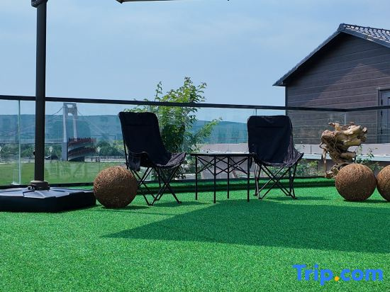 Sitting in the Forest Luxury Homestay